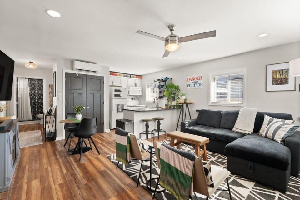 Historic downtown home with private fenced yard House in Jeffersonville