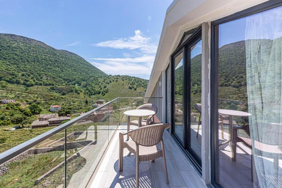 Property building, Natural landscape, Balcony/Terrace, Mountain view