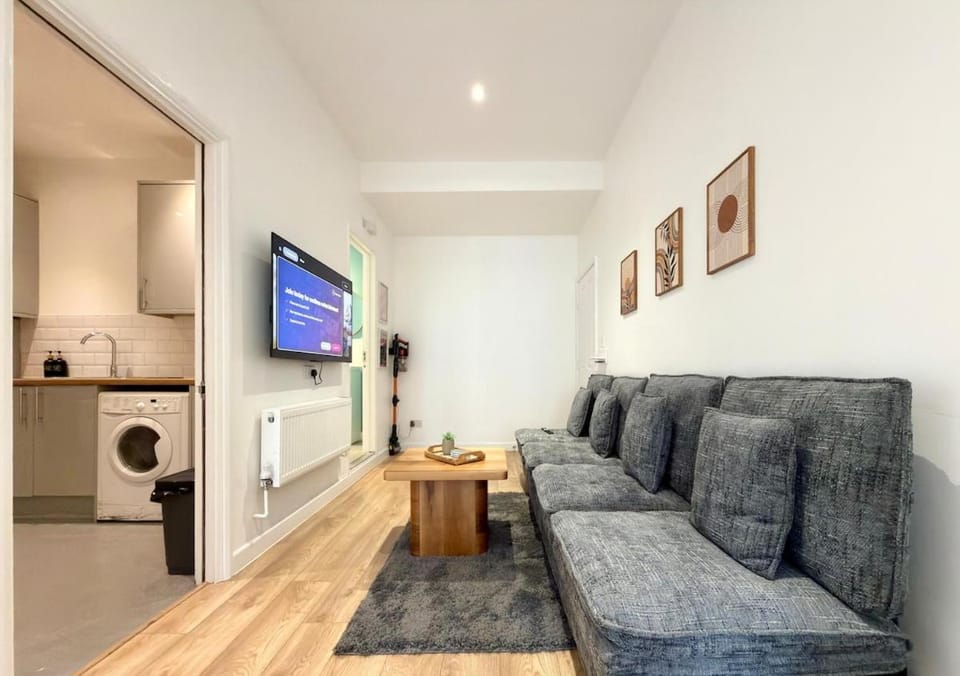 Communal lounge/ TV room, TV and multimedia, Kitchen or kitchenette, Living room, Seating area, Evening entertainment, washing machine, dryer