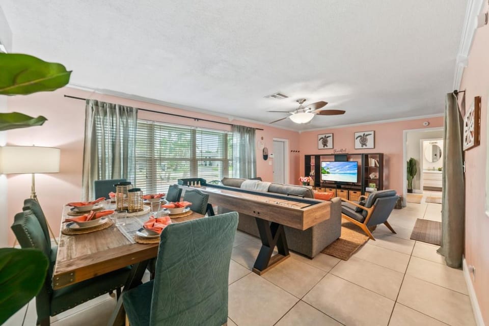 Vibrant Haven Private Pool and Dock Games Patio House in Oakland Park