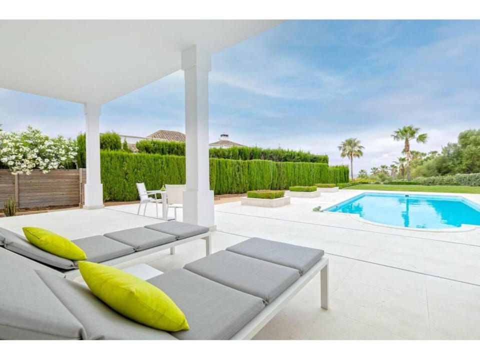 Patio, Spring, Day, Natural landscape, Garden, Garden view, Pool view, Swimming pool, sunbed