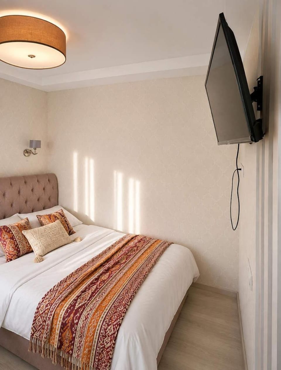 Bed, TV and multimedia, Bedroom