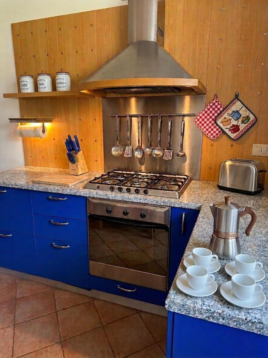 Coffee/tea facilities, Kitchen or kitchenette, stove, toaster