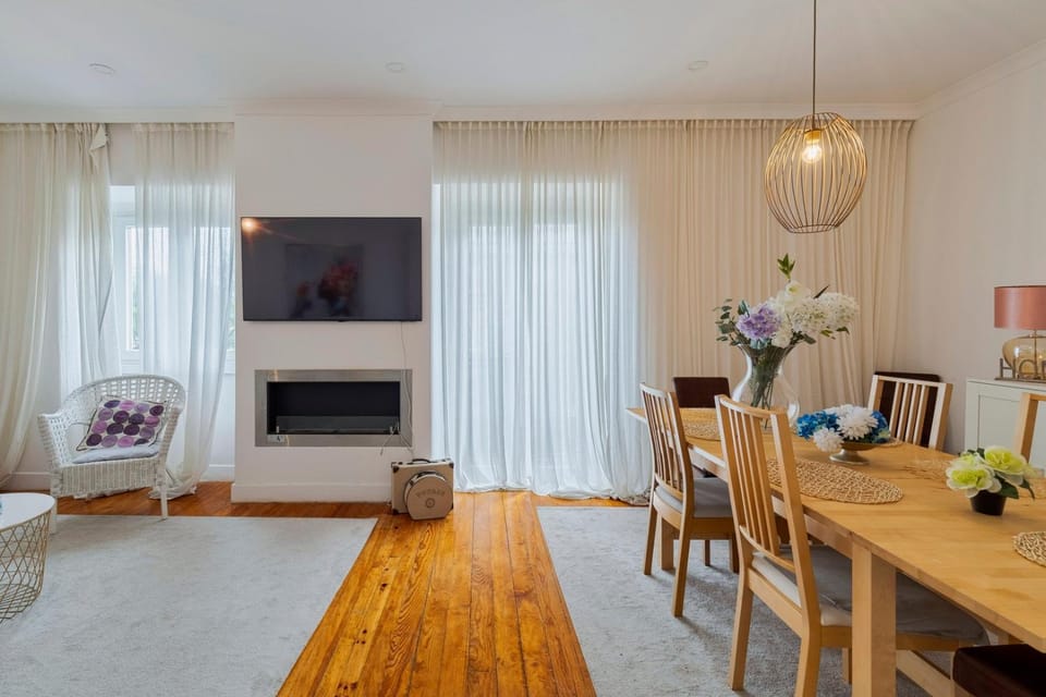 TV and multimedia, Living room, Seating area, Dining area, fireplace