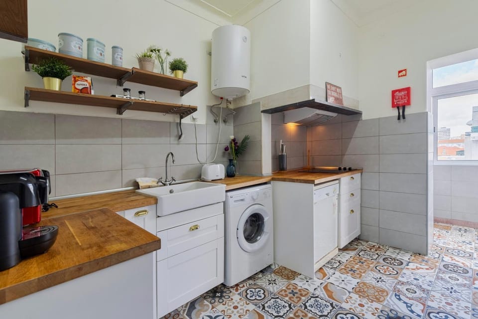 Coffee/tea facilities, Kitchen or kitchenette, dishwasher, stove, washing machine