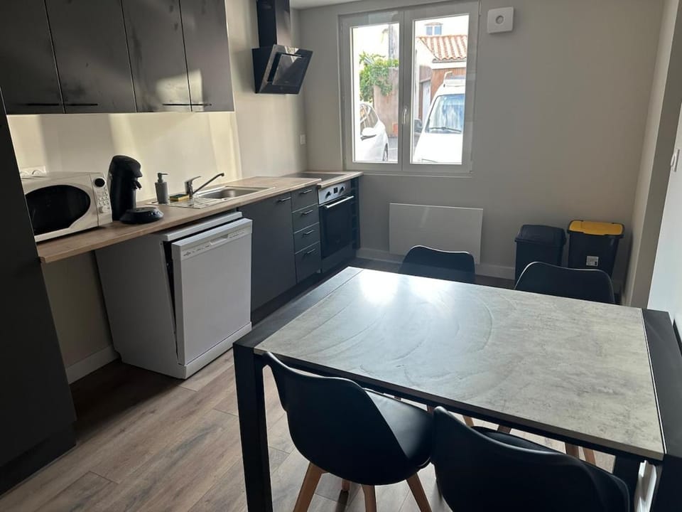 Kitchen or kitchenette, Dining area, dishwasher, stove