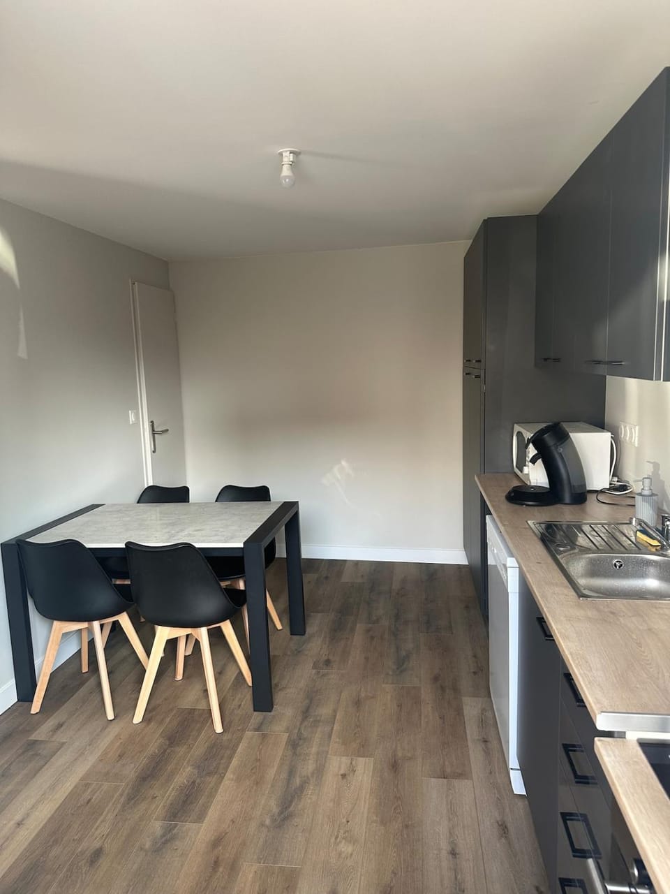 Coffee/tea facilities, Kitchen or kitchenette, Dining area