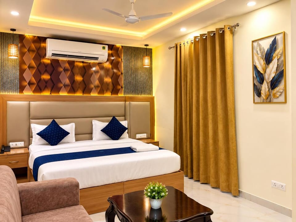 Bed, Living room, Photo of the whole room, Seating area, Bedroom, fireplace, air conditioner