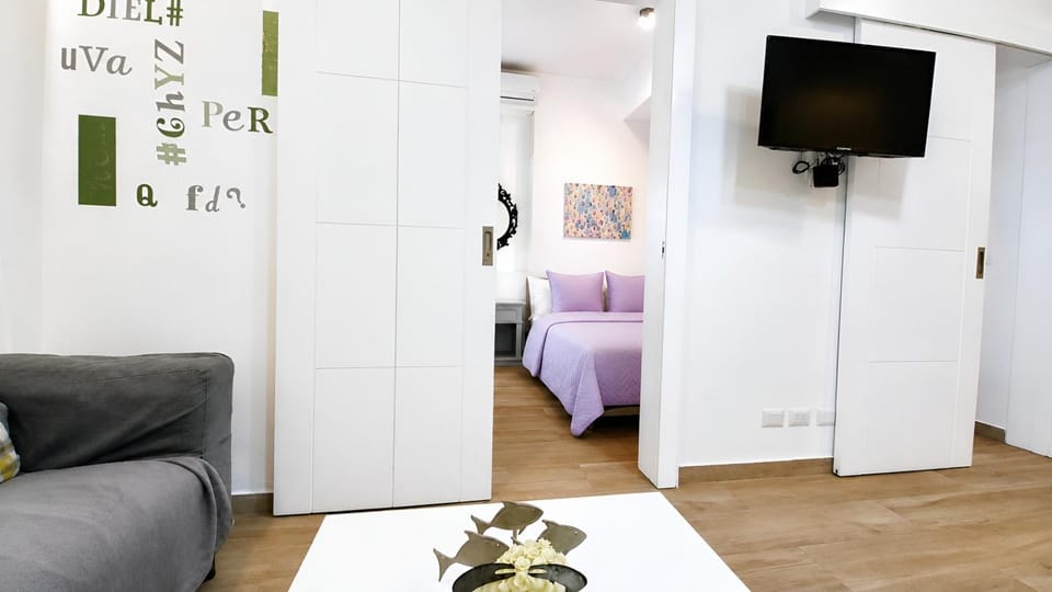 Bed, TV and multimedia, Living room, Seating area, Bedroom