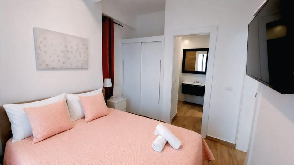 Bed, Bathroom, TV and multimedia, Bedroom, towels, wardrobe