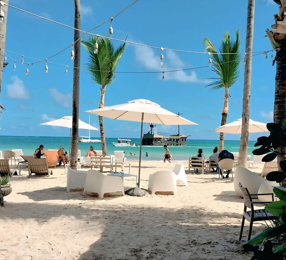 Nearby landmark, Restaurant/places to eat, Restaurant/places to eat, Natural landscape, Beach, sunbed