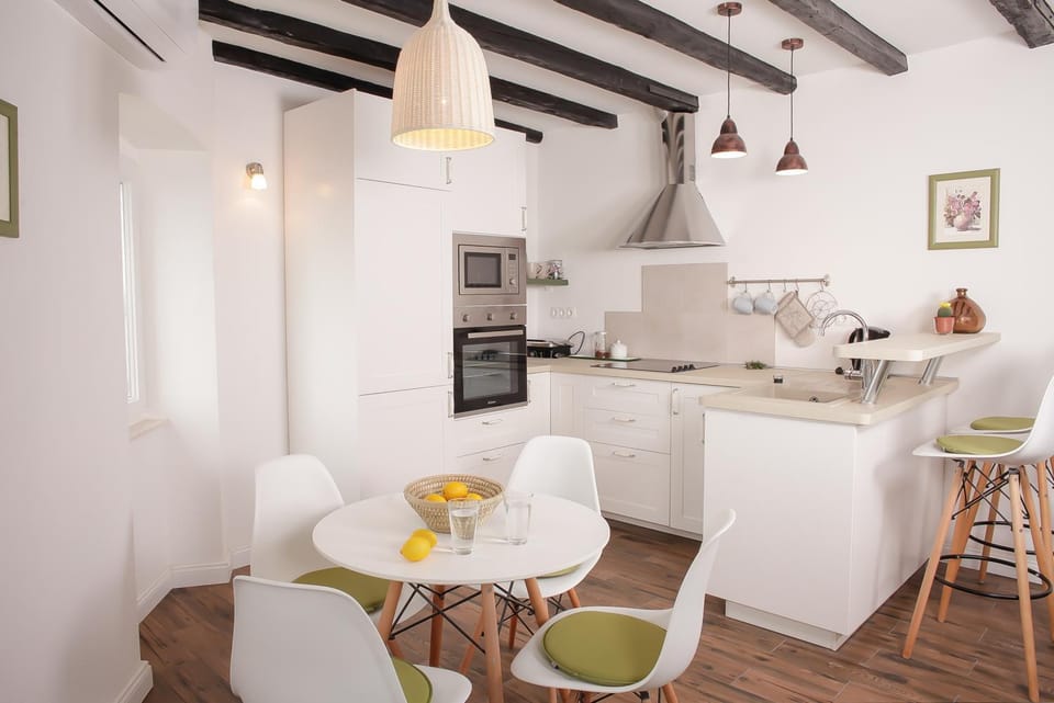 Kitchen or kitchenette, Dining area
