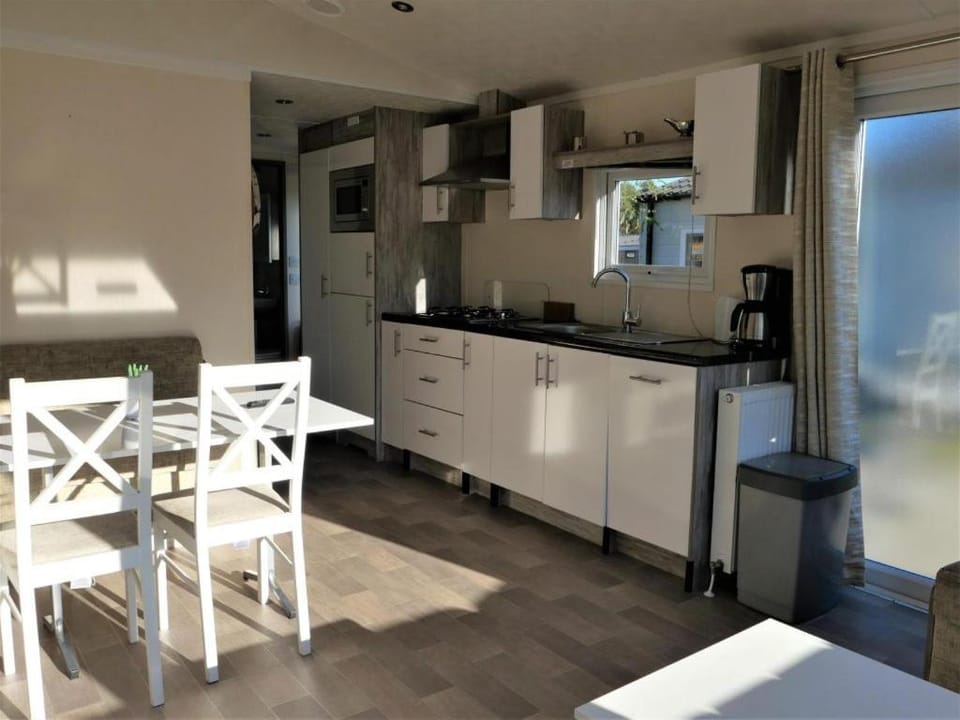 Kitchen or kitchenette, dishwasher