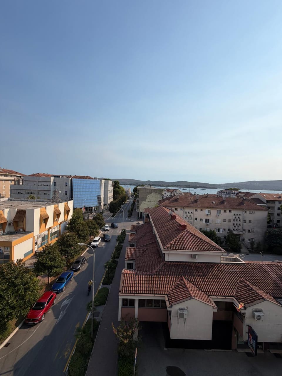 Property building, Day, Neighbourhood, Natural landscape, Bird's eye view, City view, Sea view, Street view, Location, Parking