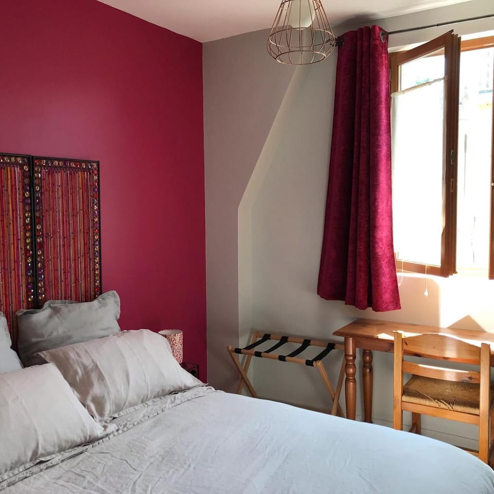 Bed, Photo of the whole room, Seating area, Bedroom