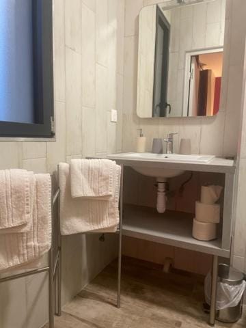 Bathroom, towels