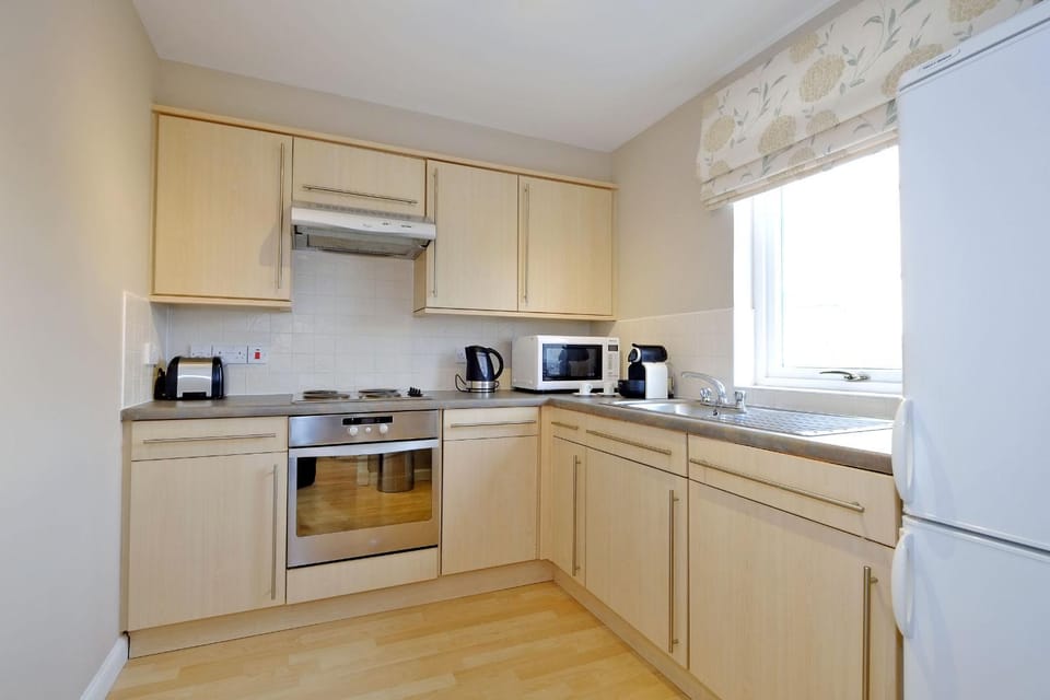 Coffee/tea facilities, Kitchen or kitchenette, dishwasher, oven, stove, toaster