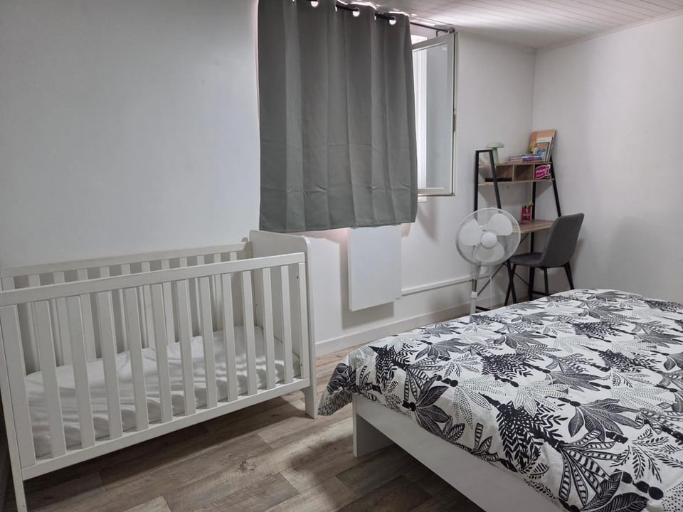 Bed, Photo of the whole room, Bedroom, cot