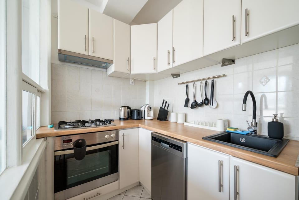 Coffee/tea facilities, Kitchen or kitchenette, dishwasher, oven, stove