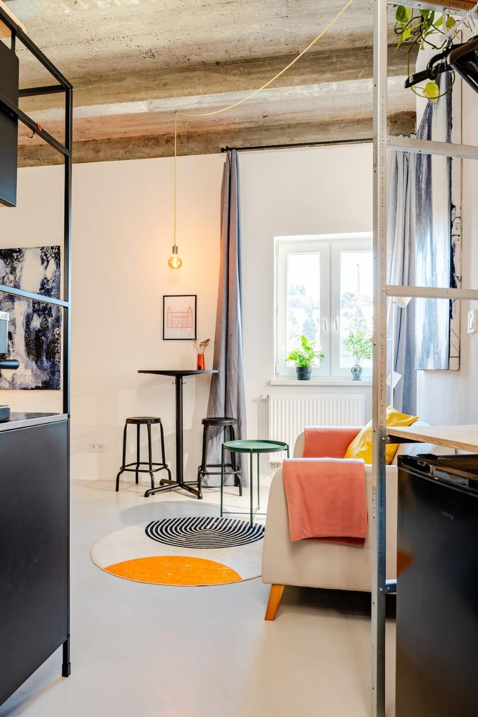 Kitchen or kitchenette, Living room, Seating area, Dining area