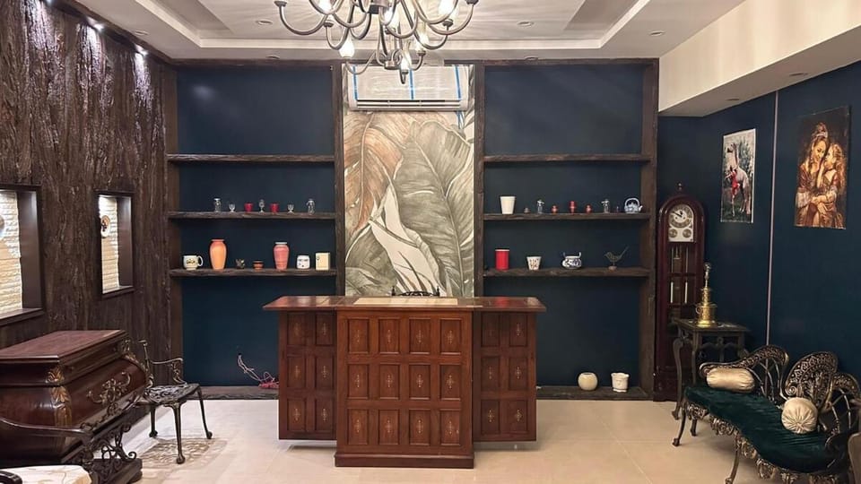Lounge or bar, Decorative detail, Seating area