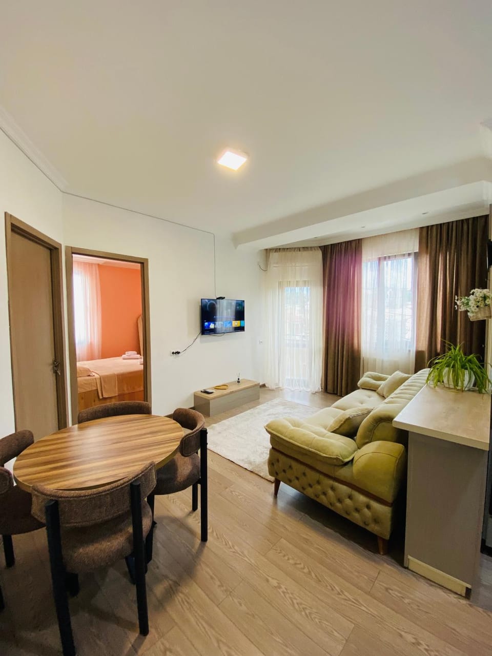 TV and multimedia, Seating area, Dining area