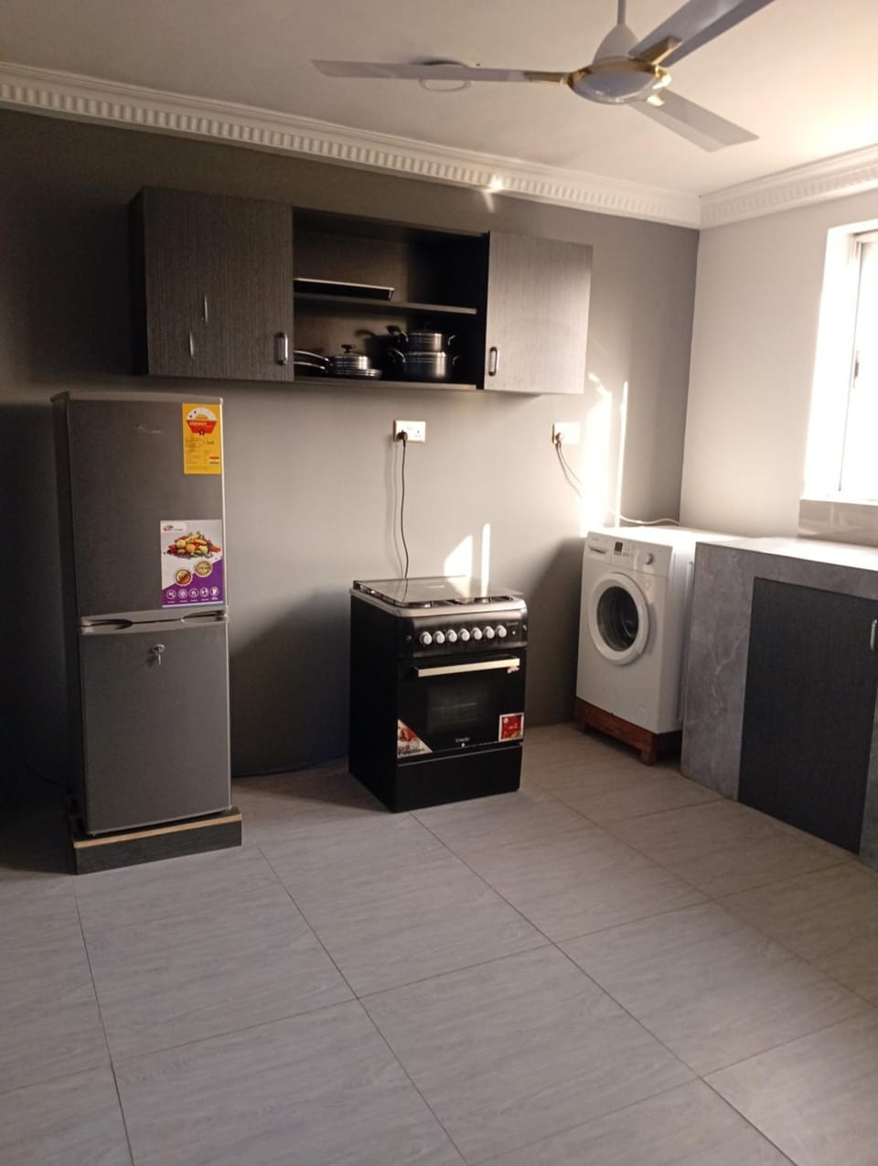 Kitchen or kitchenette, oven, washing machine