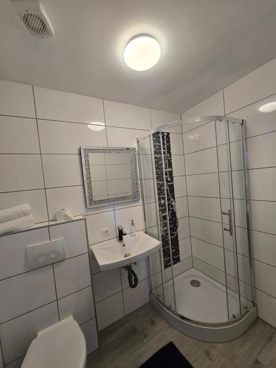 Shower, Toilet, Bathroom, towels