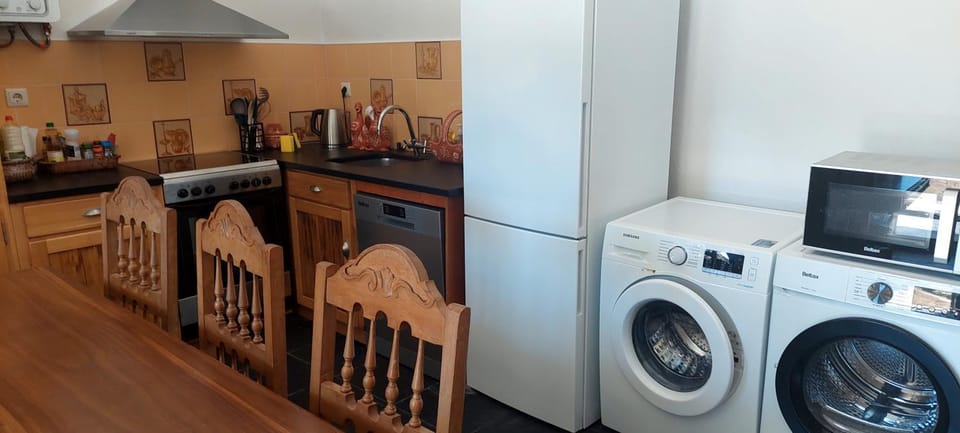 Coffee/tea facilities, Kitchen or kitchenette, dishwasher, oven, stove, toaster, washing machine, dryer