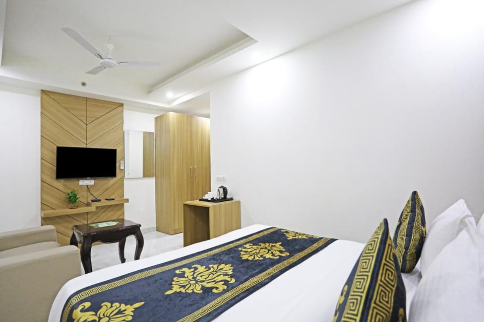 The Decent Premuim - Delhi Aerocity Free Airport Pickup Hotel in New Delhi
