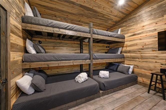 IIII Pines and a Cone I Sleeps 18 I Hot Tub I Game Room Villa in Oklahoma