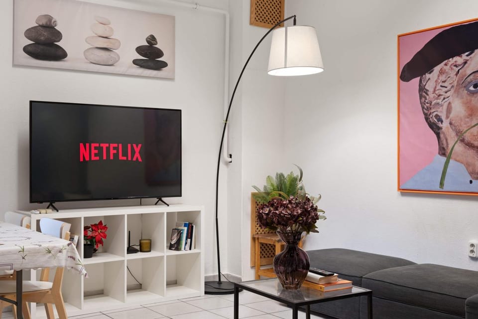TV and multimedia, Living room, Decorative detail, Seating area, Evening entertainment