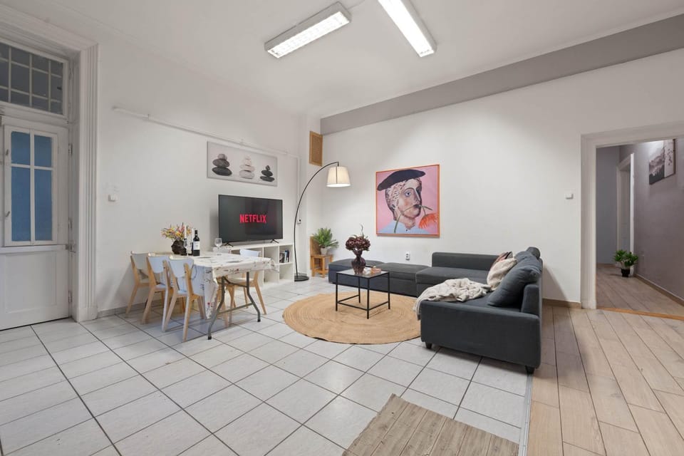 TV and multimedia, Living room, Seating area, Dining area
