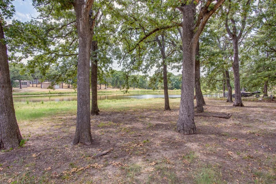 Fishing Pond & Patio Near Lake Texoma! House in Lake Texoma