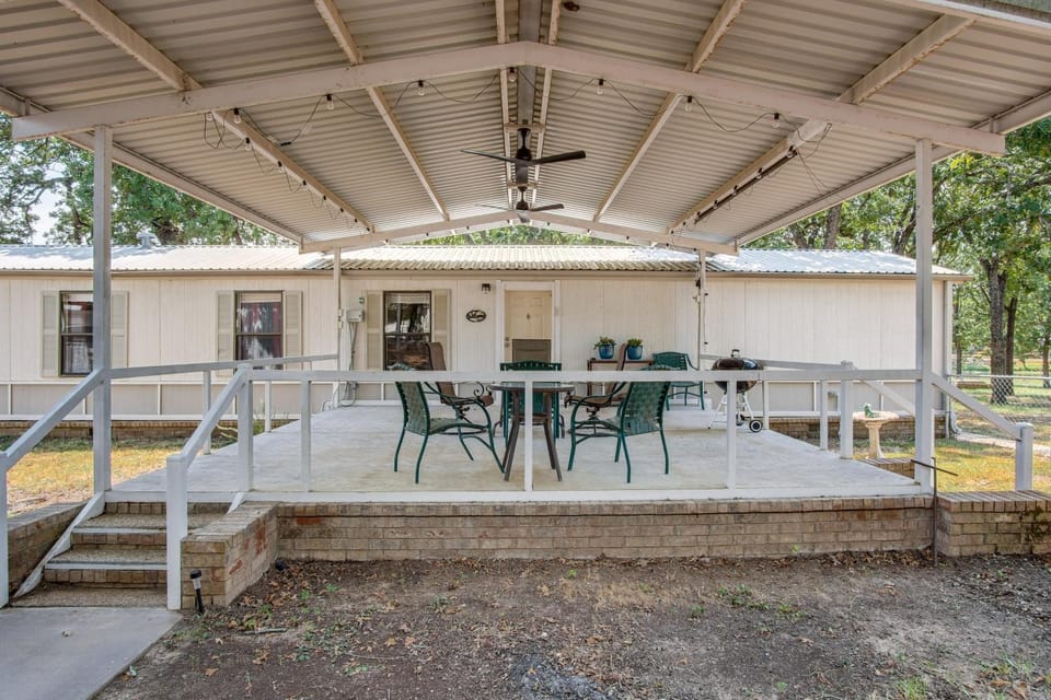 Fishing Pond & Patio Near Lake Texoma! House in Lake Texoma