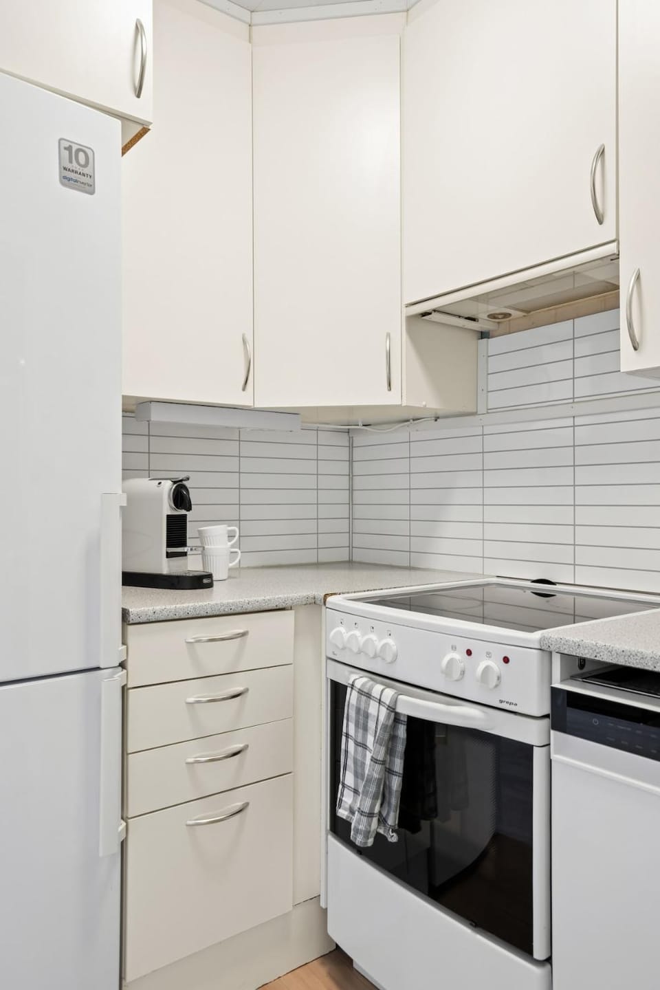Coffee/tea facilities, Kitchen or kitchenette, dishwasher, oven, stove, toaster, washing machine