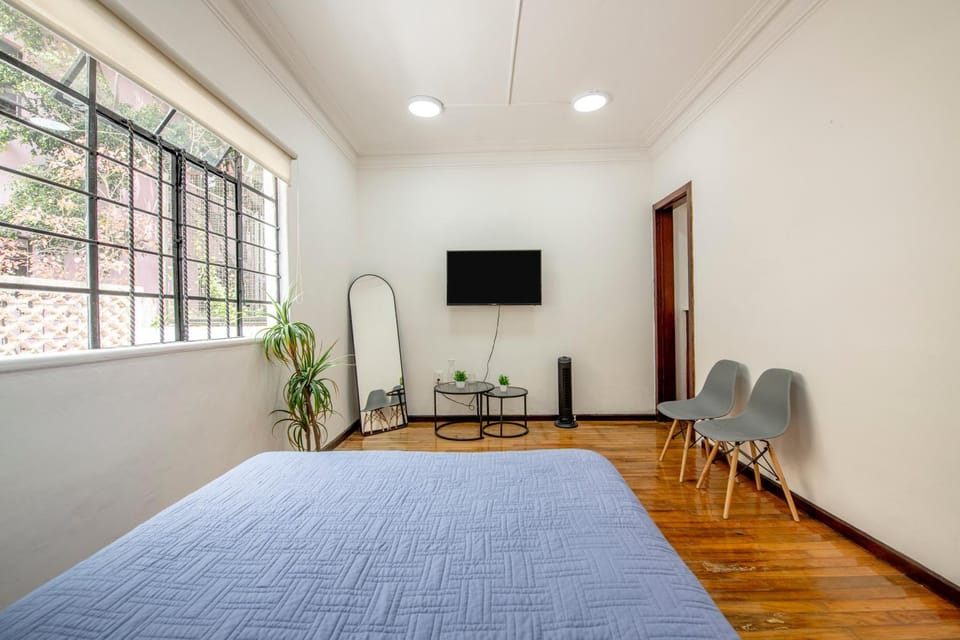 Bed, TV and multimedia, Bedroom