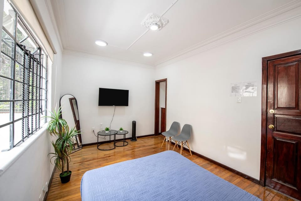 Communal lounge/ TV room, Bed, TV and multimedia, Photo of the whole room, Bedroom