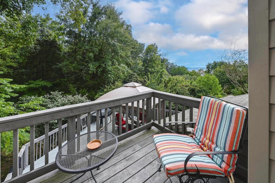 Group Getaway w/ Lake Views in Bronston! House in Lake Cumberland