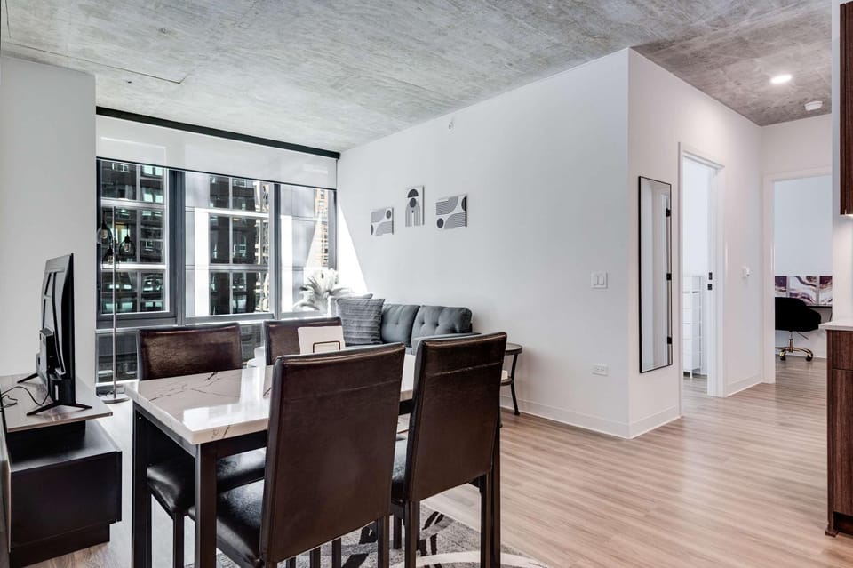 Wabash 4BR - Pool Free In & Out Parking 1 Apartment in South Loop