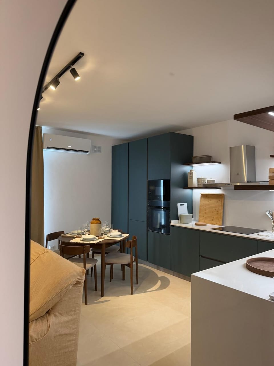 Kitchen or kitchenette, Seating area, Dining area, oven, stove