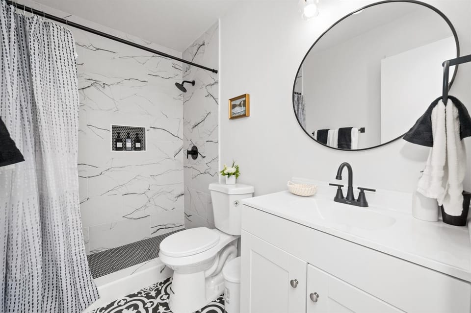 Beacon Grove Retreat Patio WasherDryer WiFi Apartment in Homewood