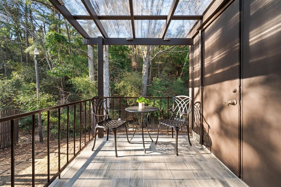 Beacon Grove Retreat Patio WasherDryer WiFi Apartment in Homewood