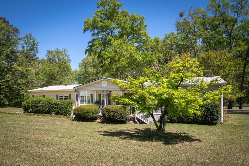 Tranquil Trails Hot Tub Porch Fenced Yard House in Bessemer