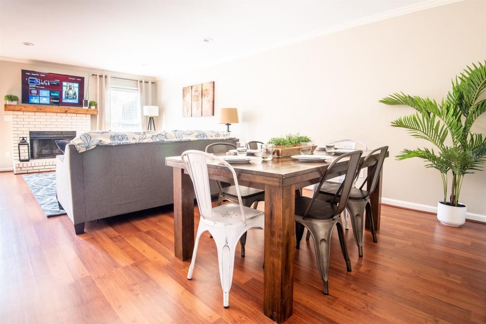 Ashwood Heights 25 BathsKing BedsFree Parking House in Homewood