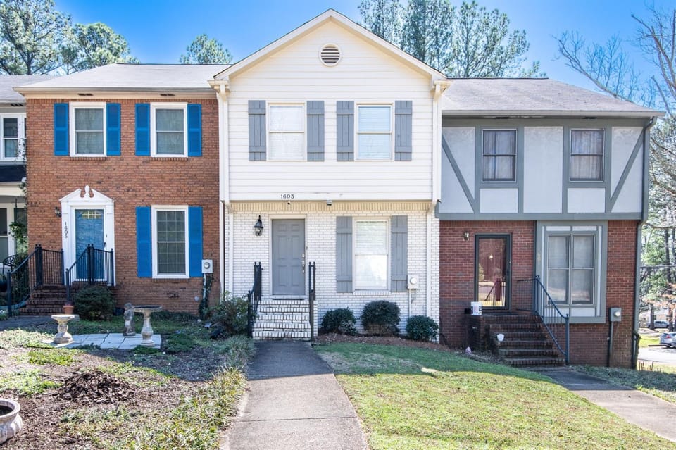 Ashwood Heights 25 BathsKing BedsFree Parking House in Homewood