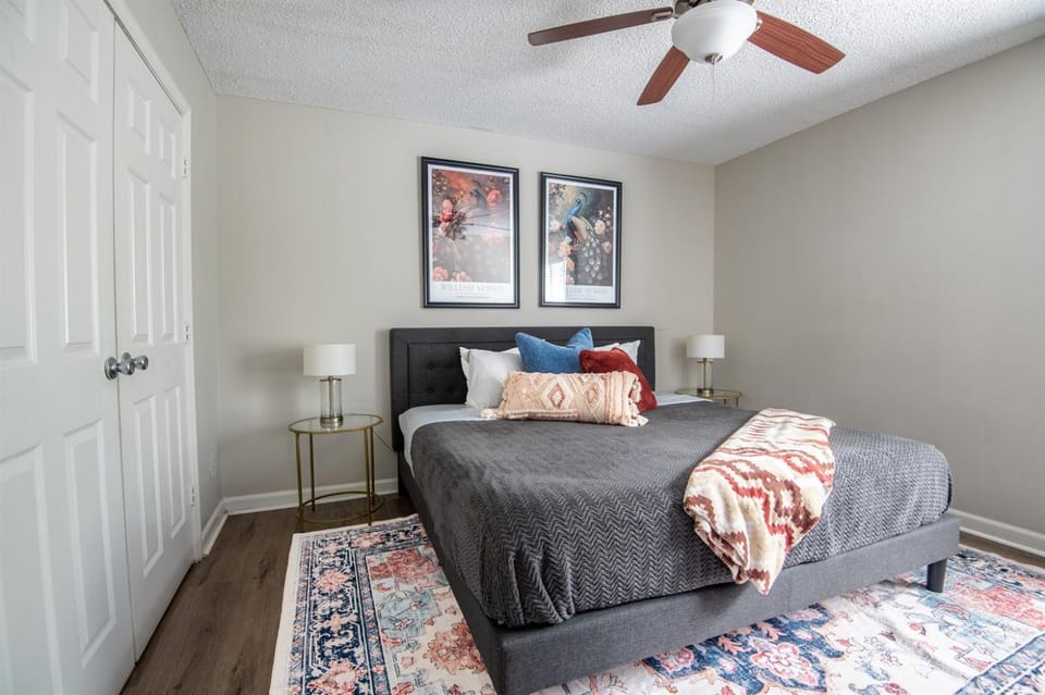 Ridge Retreats Unit A King BedHilltop ViewTVs Apartment in Vestavia Hills