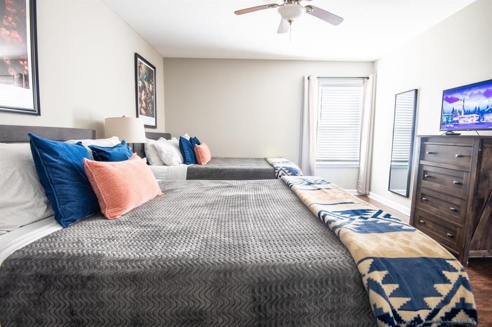 Ridge Retreats Unit B - BalconyWifi4 Queen Beds Apartment in Vestavia Hills