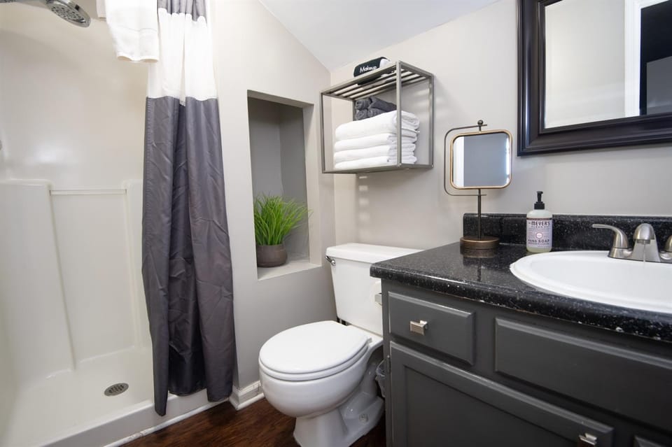Ridge Retreats Unit G- King BedsFree ParkingWifi Apartment in Vestavia Hills