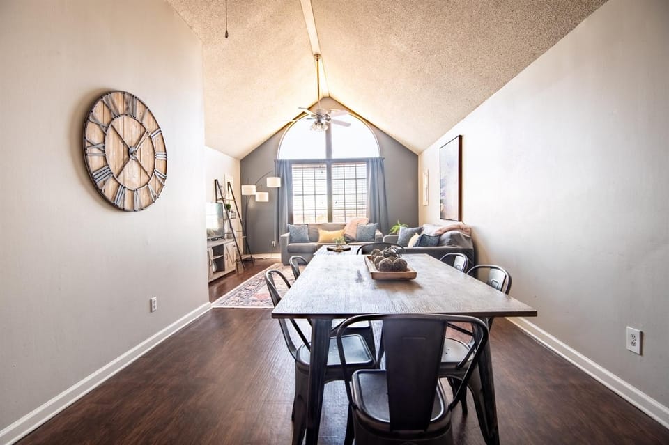 Ridge Retreats Unit G- King BedsFree ParkingWifi Apartment in Vestavia Hills